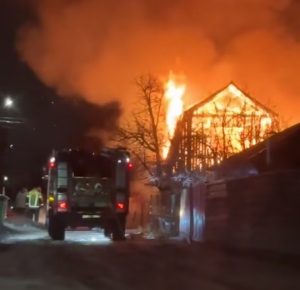 Крупный пожар произошёл в Михайловке: горел дом на Ленинградском переулке