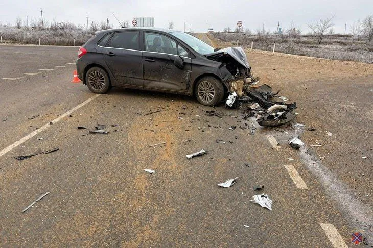 На трассе под Жирновском столкнулись «Гранта» и Citroen: один человек умер, трое пострадали