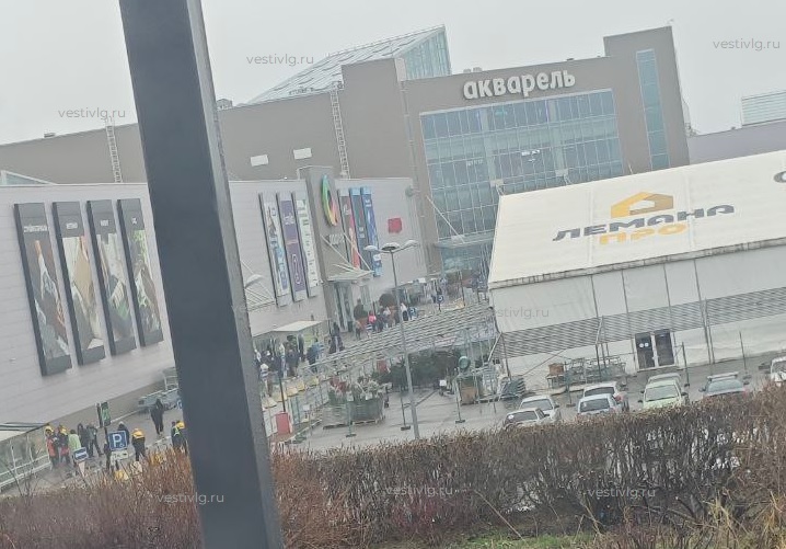 Посетителей ТЦ «Акварель» экстренно вывели из здания: причины выясняются