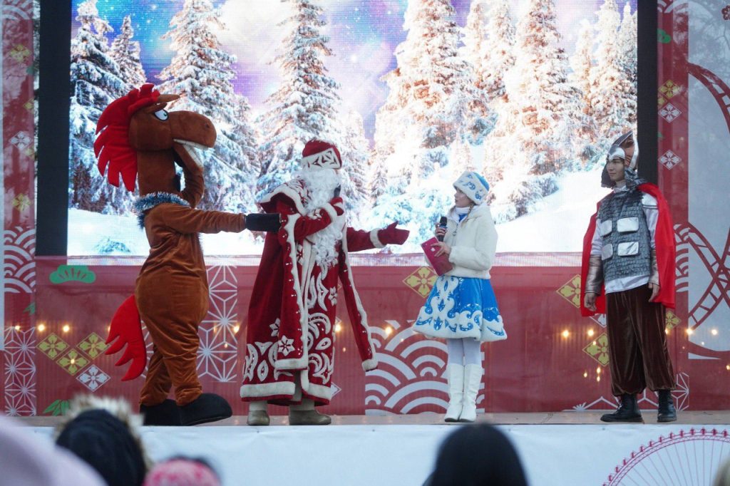 В Центральном парке культуры и отдыха Волгограда зажгли главную новогоднюю ёлку