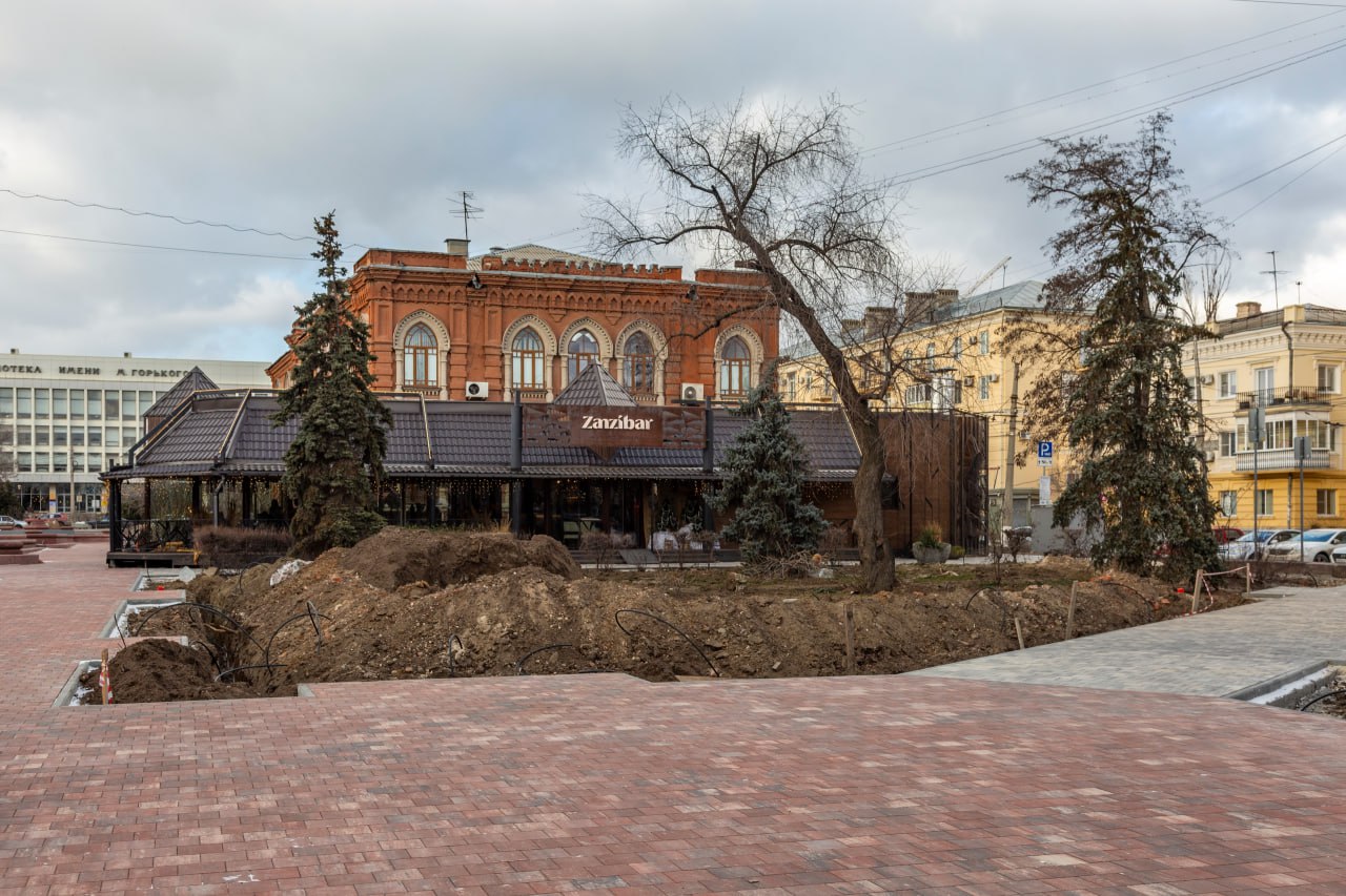 В центре Волгограда обновляют сквер за 74 млн рублей