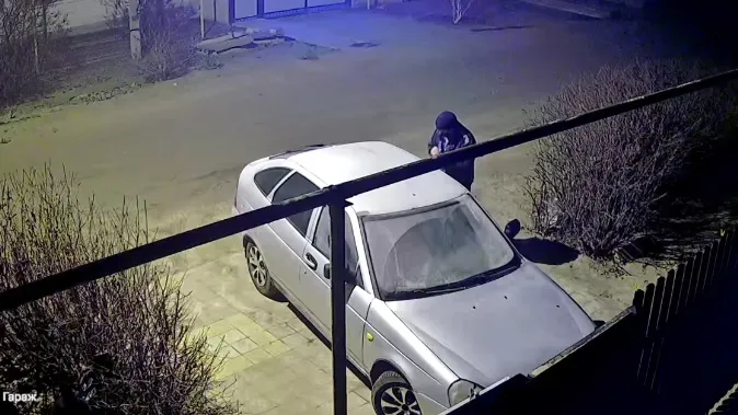 На Воронежской в Дубовке вспыхнула машина: поджёг сам владелец