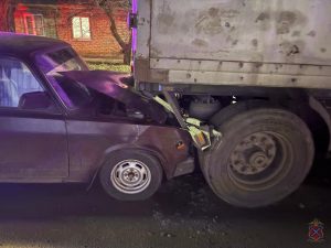 В Дубовском районе ВАЗ столкнулся с КАМАЗом, водитель доставлена в больницу