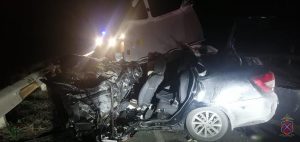 В Калачевском районе легковушка выехала на встречную полосу и столкнулась с грузовиком: есть погибший