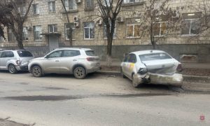В Кировском районе Волгограда «Рено Логан» протаранил припаркованный автомобиль