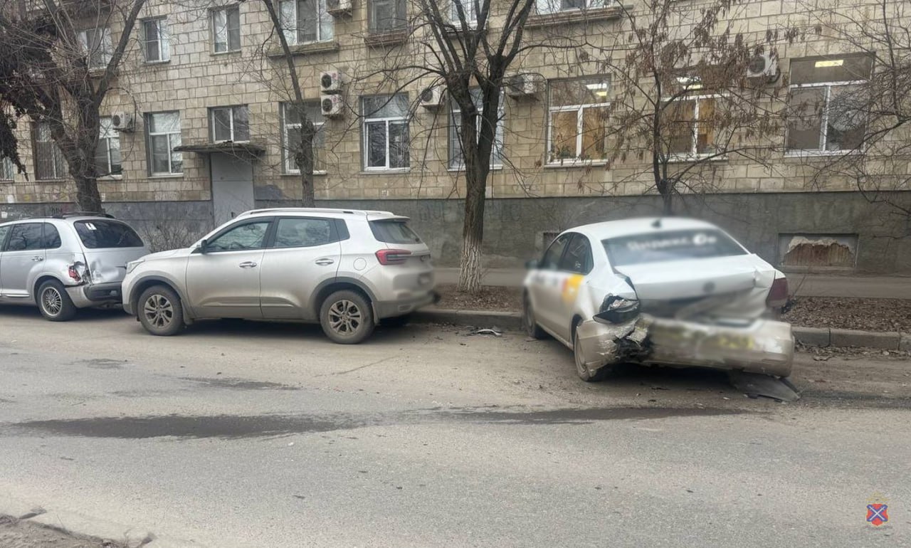 В Кировском районе Волгограда «Рено Логан» протаранил припаркованный автомобиль