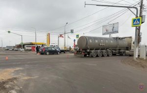 В Красноармейском районе Волгограда Kia столкнулась с грузовиком Volvo