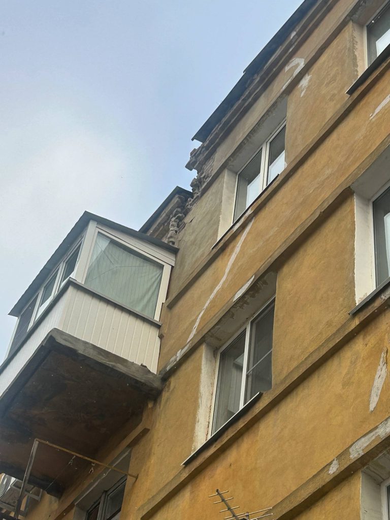 В Волгограде с жилого дома обрушивается крыша — под угрозой жизни людей