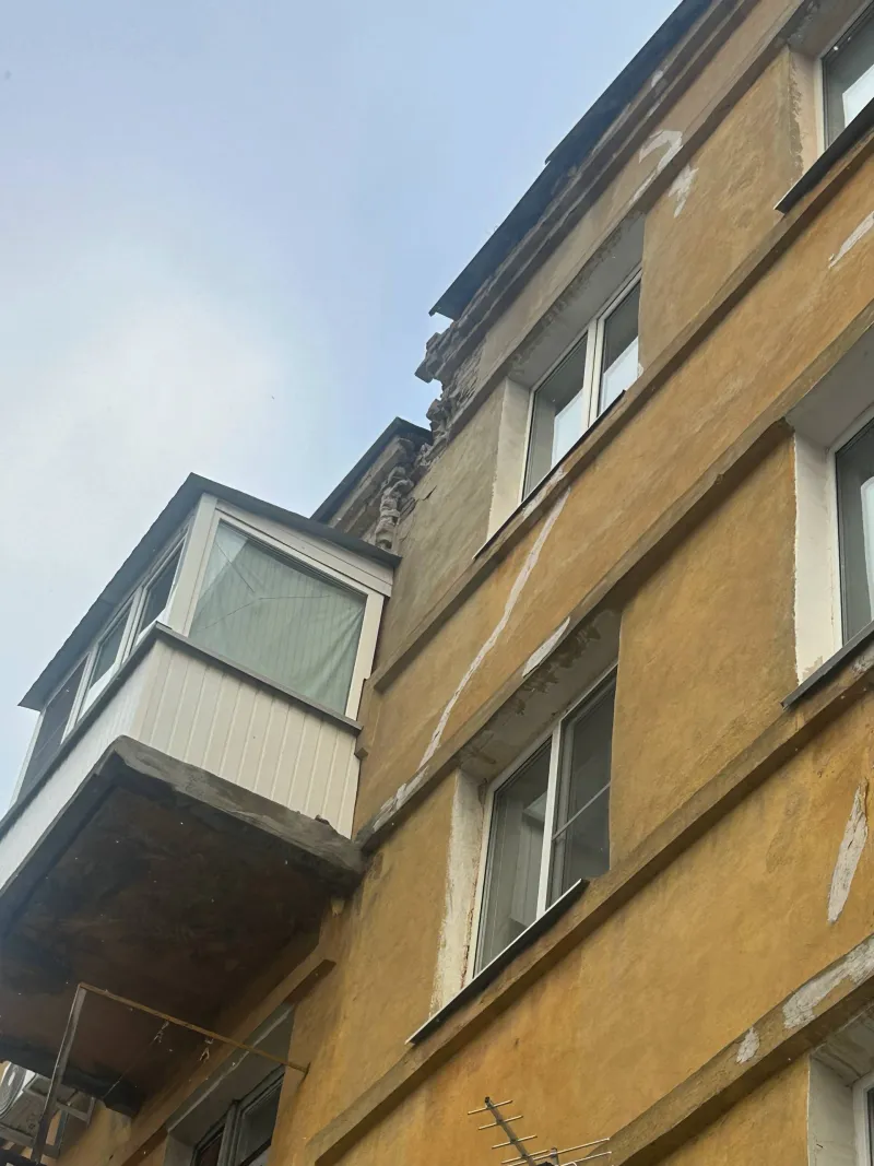В Волгограде с жилого дома обрушивается крыша — под угрозой жизни людей