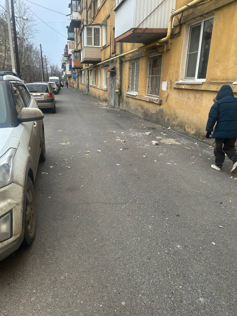 В Волгограде с жилого дома обрушивается крыша — под угрозой жизни людей