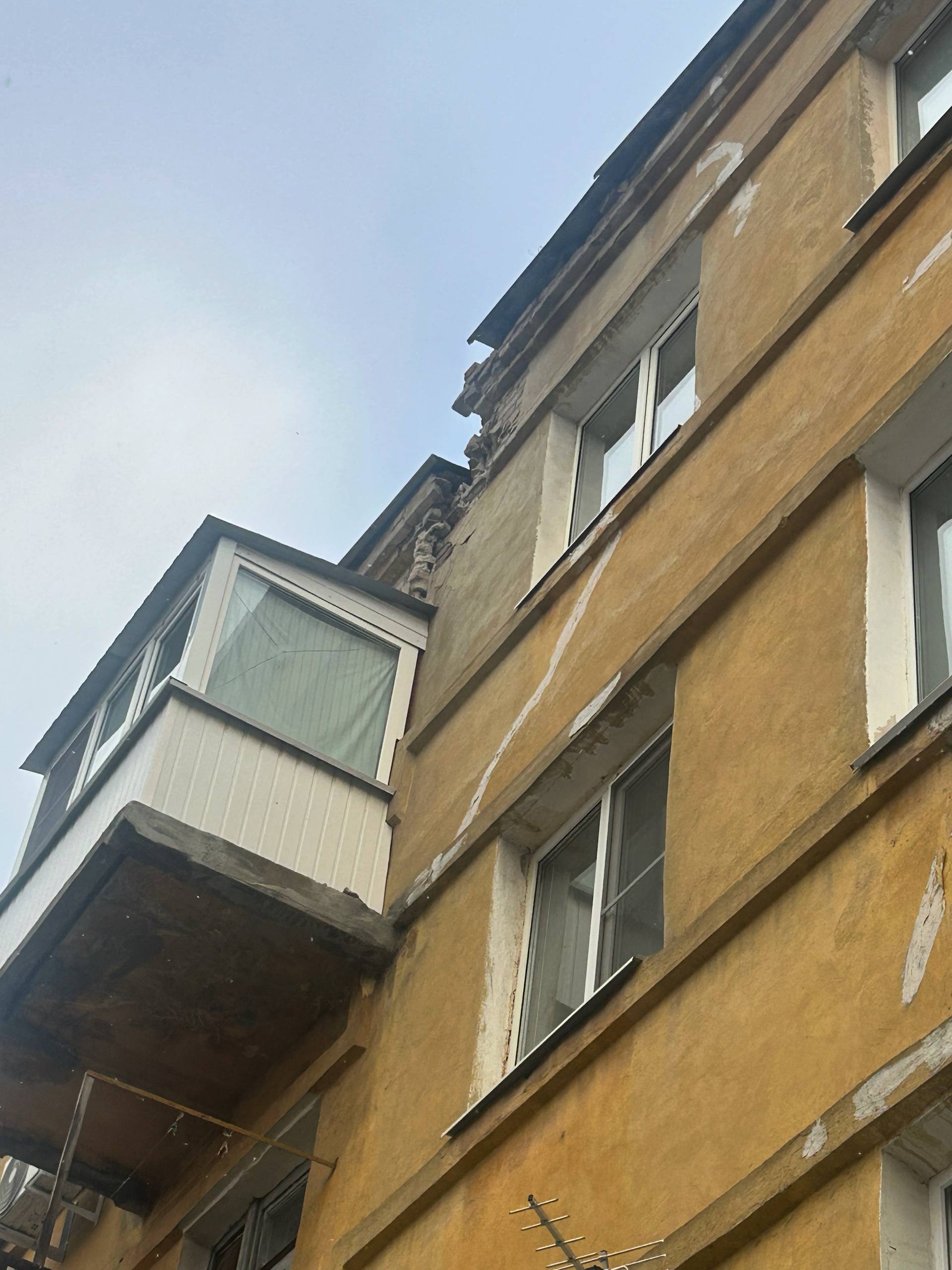 В Волгограде с жилого дома обрушивается крыша — под угрозой жизни людей