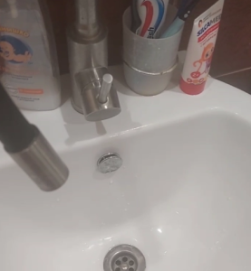 Жители дома на Канатчиков, 7 в Волгограде больше суток остаются без воды