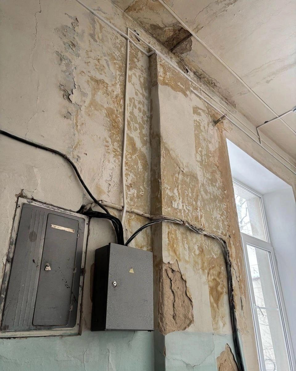 Беременные мёрзнут в Урюпинской ЦРБ: горячей воды нет, стены — как из хоррора