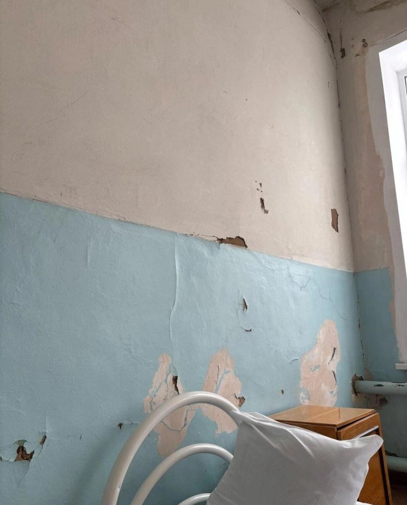 Беременные мёрзнут в Урюпинской ЦРБ: горячей воды нет, стены — как из хоррора