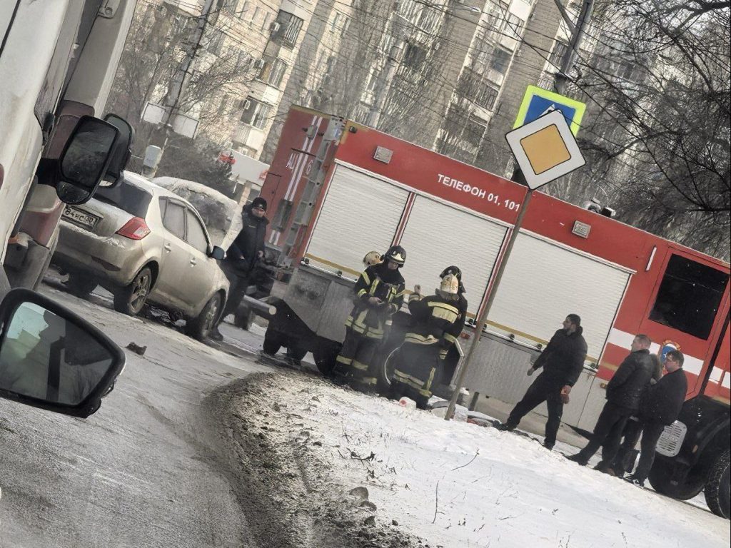 ДТП на улице Пролетарской в Волгограде: после столкновения загорелся автомобиль