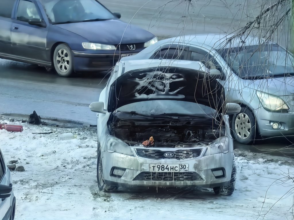 ДТП на улице Пролетарской в Волгограде: после столкновения загорелся автомобиль