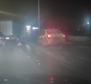 В Волжском на острове Зелёный автомобиль Lada Granta съехал с дороги