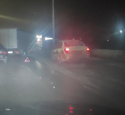 В Волжском на острове Зелёный автомобиль Lada Granta съехал с дороги