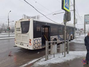 В Волгограде автомобиль врезался в столб возле ТЦ «Акварель»
