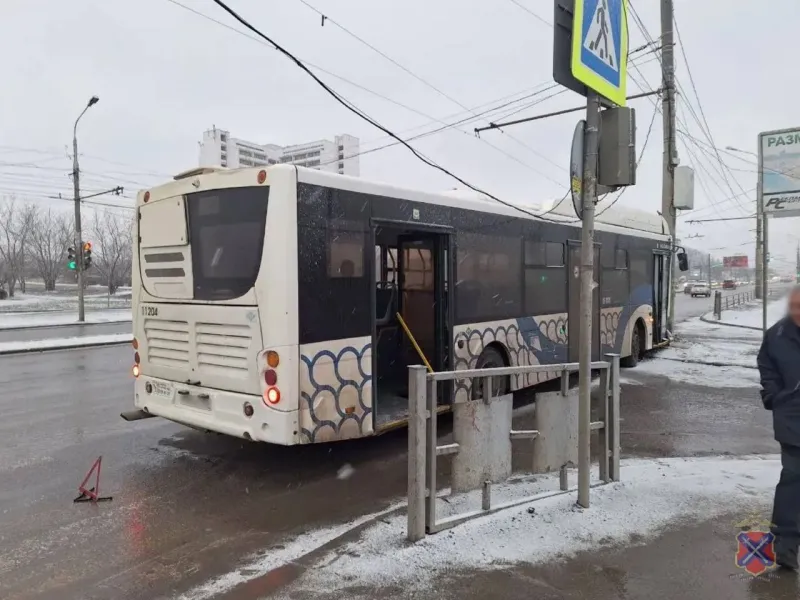 В Волгограде автомобиль врезался в столб возле ТЦ «Акварель»