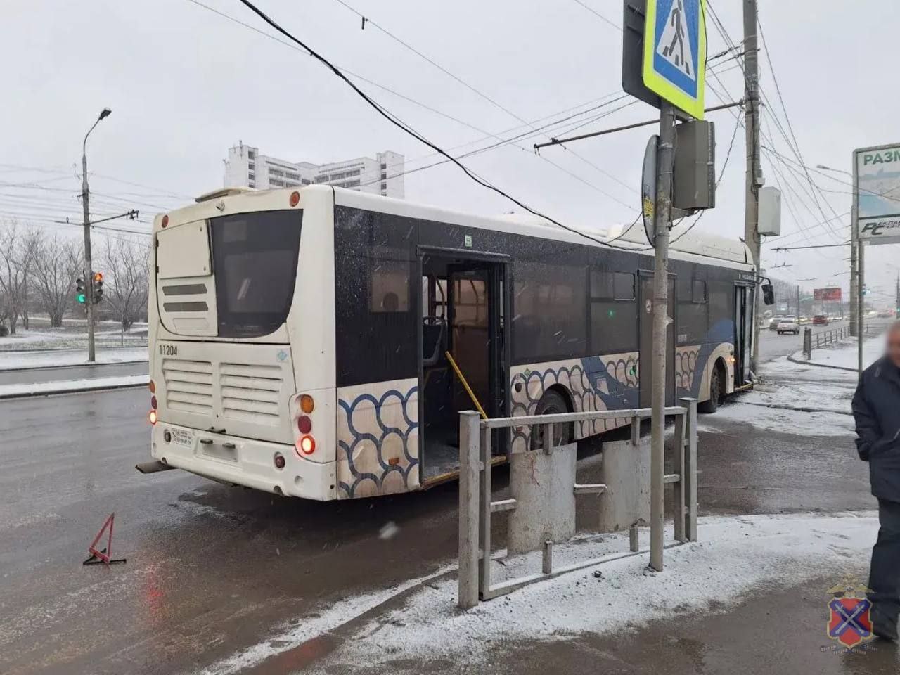 В Волгограде автомобиль врезался в столб возле ТЦ «Акварель»
