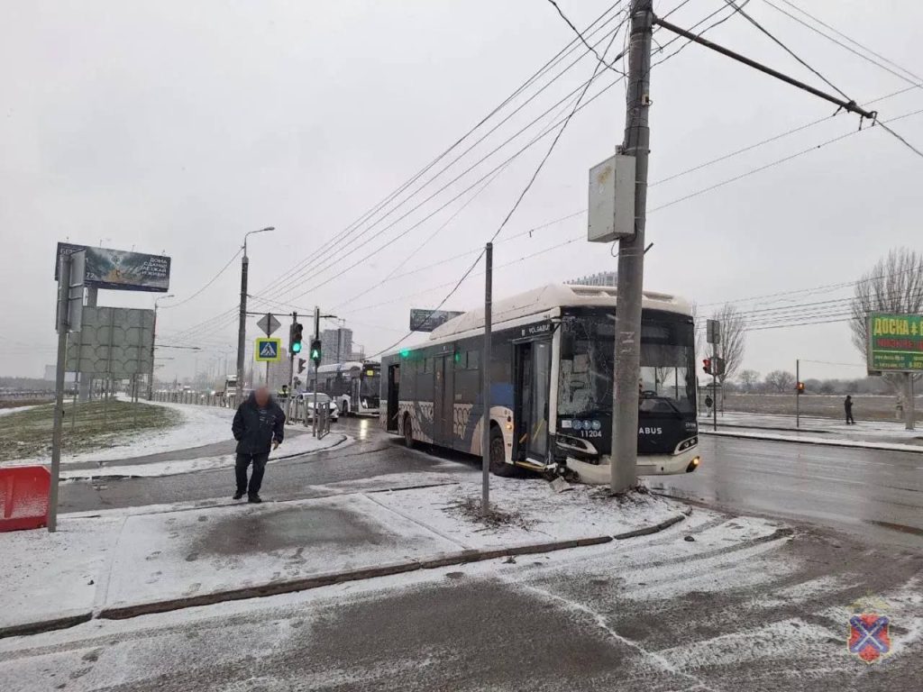 В Волгограде автомобиль врезался в столб возле ТЦ «Акварель»