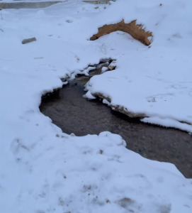 Две недели без реакции: прорыв трубы 1200 мм в поселке ГЭС до сих пор не устранён