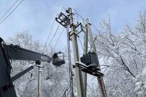 Электроснабжение восстанавливают после непогоды в районах Волгоградской области