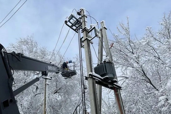Электроснабжение восстанавливают после непогоды в районах Волгоградской области