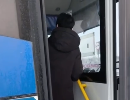 Пассажиров автобуса №88 высадили на морозе из-за «поломки»