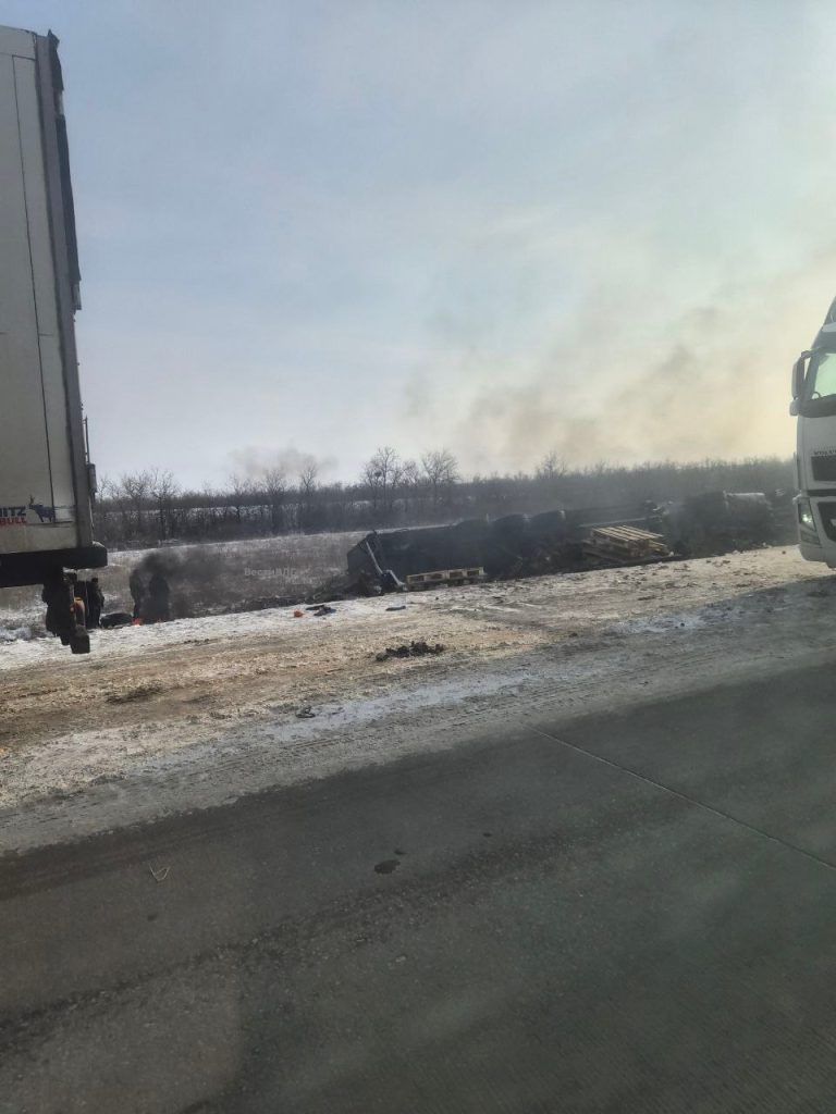 Фура перевернулась на федеральной трассе Р-22 «Каспий»