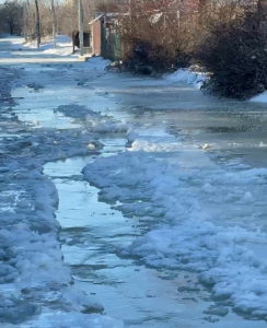 «Нас просто затапливает»: коммунальная авария на ГЭС игнорируется уже 10 дней