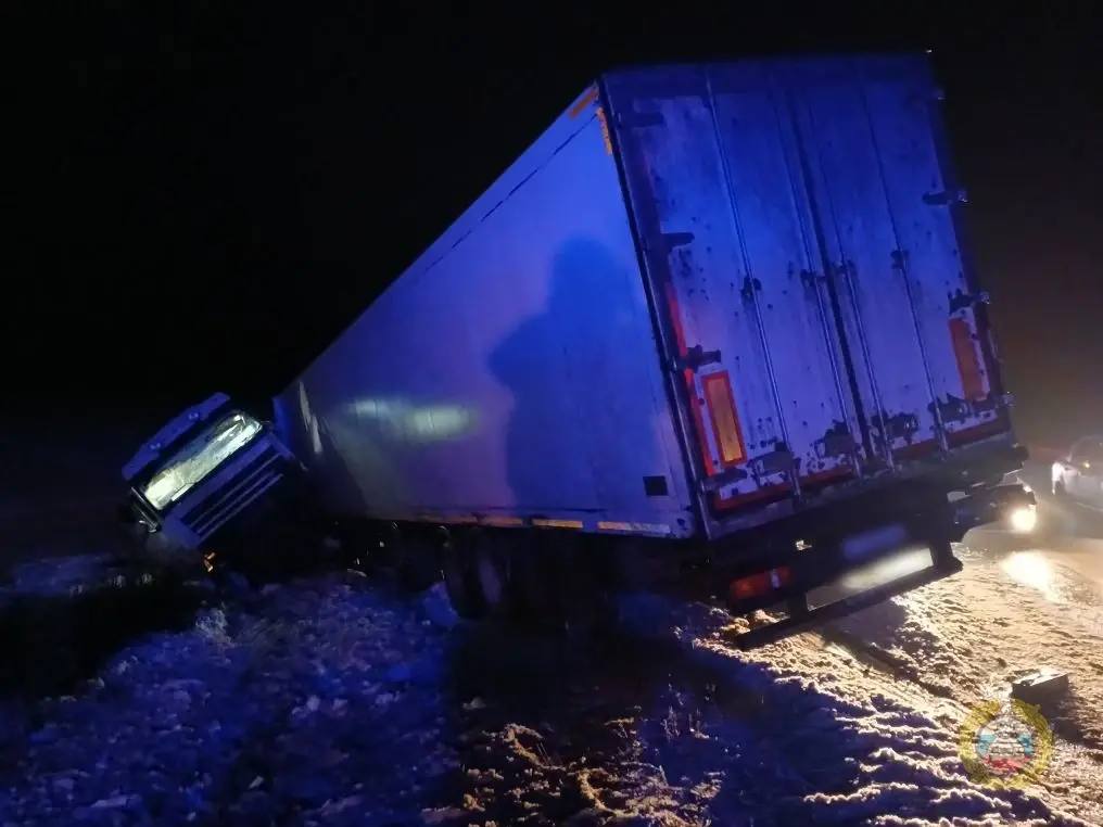 Появились первые кадры смертельного ДТП под Михайловкой с участием УАЗ, ВАЗ и фуры