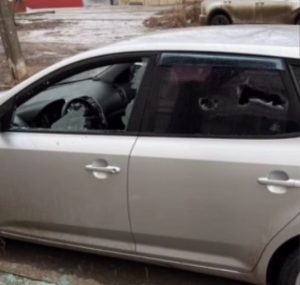 Ночью в Волгограде неизвестные жестоко разгромили автомобиль на улице Караванной