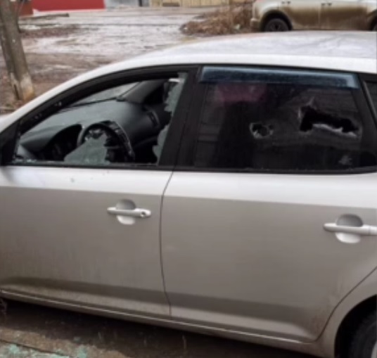 Ночью в Волгограде неизвестные жестоко разгромили автомобиль на улице Караванной