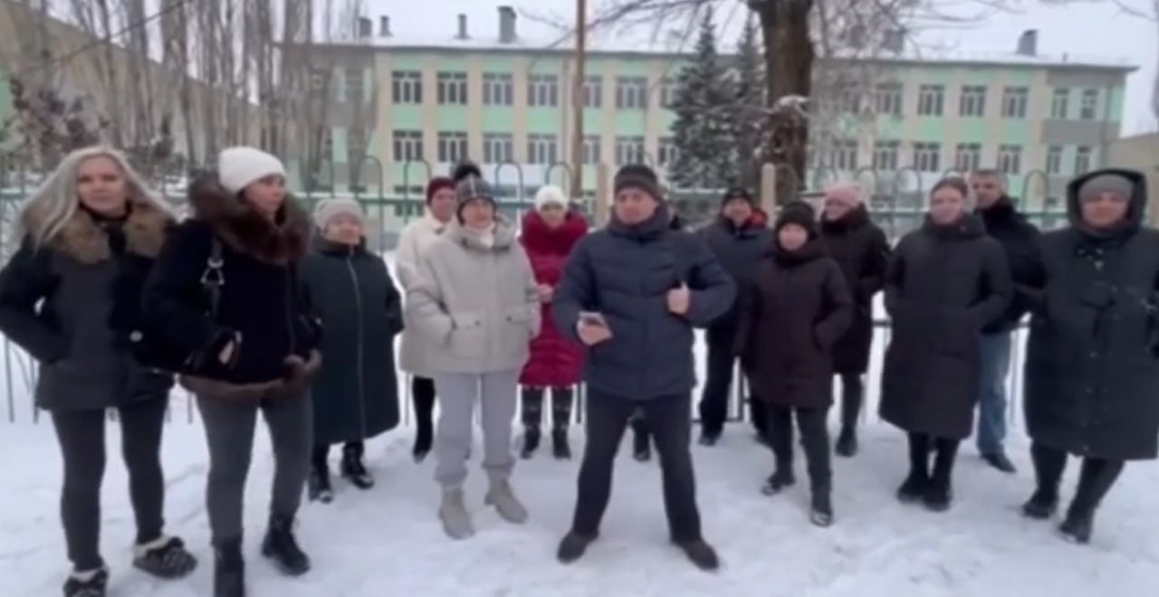 Родители заявили о срыве капремонта школ в Волжском: дети снова под угрозой перевода