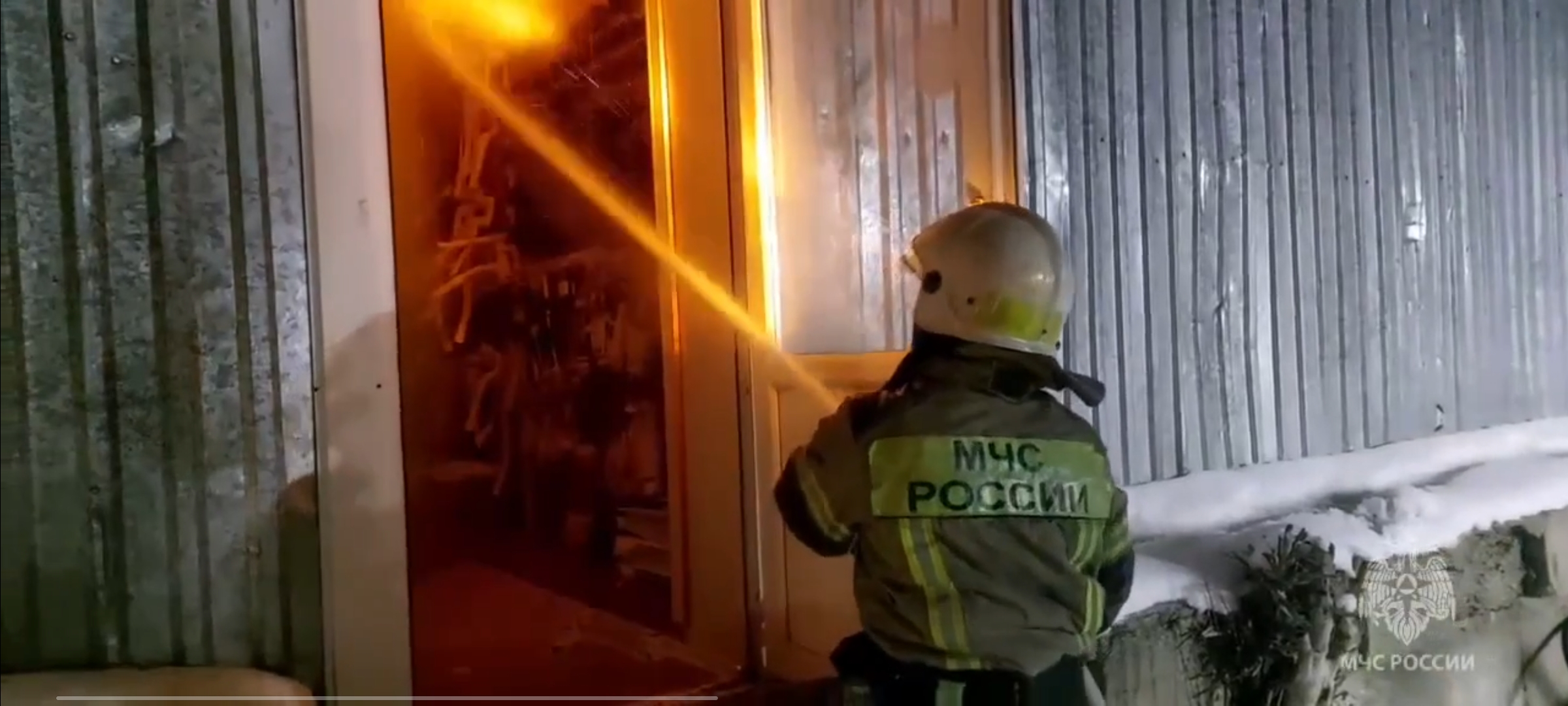 Крупный пожар вспыхнул на базе в районе Тулака в Волгограде