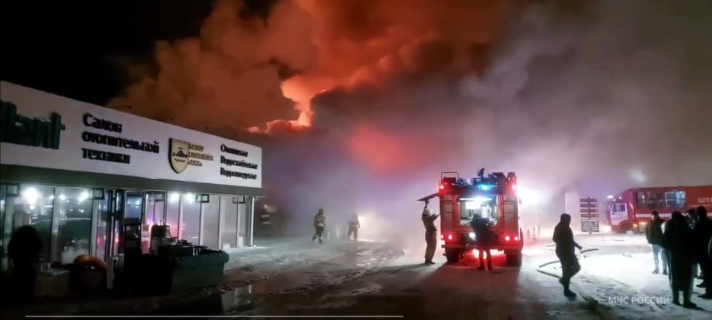 Крупный пожар вспыхнул на базе в районе Тулака в Волгограде