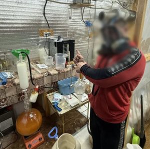 В Волгограде накрыли гаражную нарколабораторию с килограммами «синтетики»