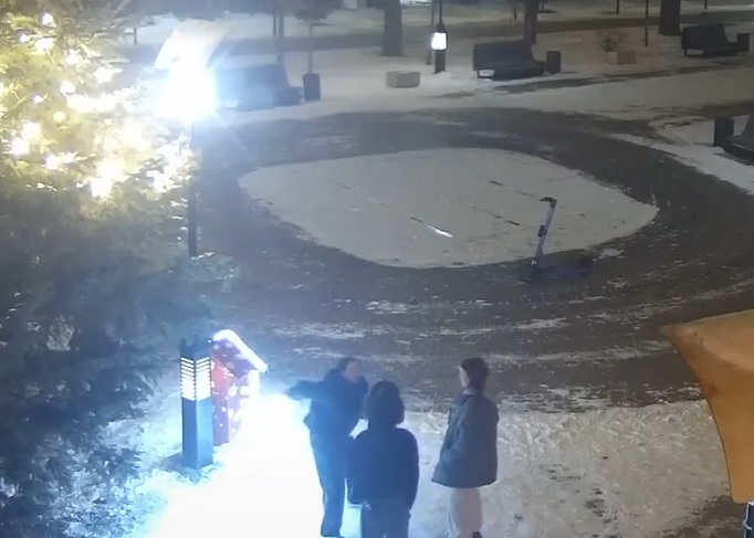 В Волжском три девушки устроили вандализм и повредили новогоднюю декорацию