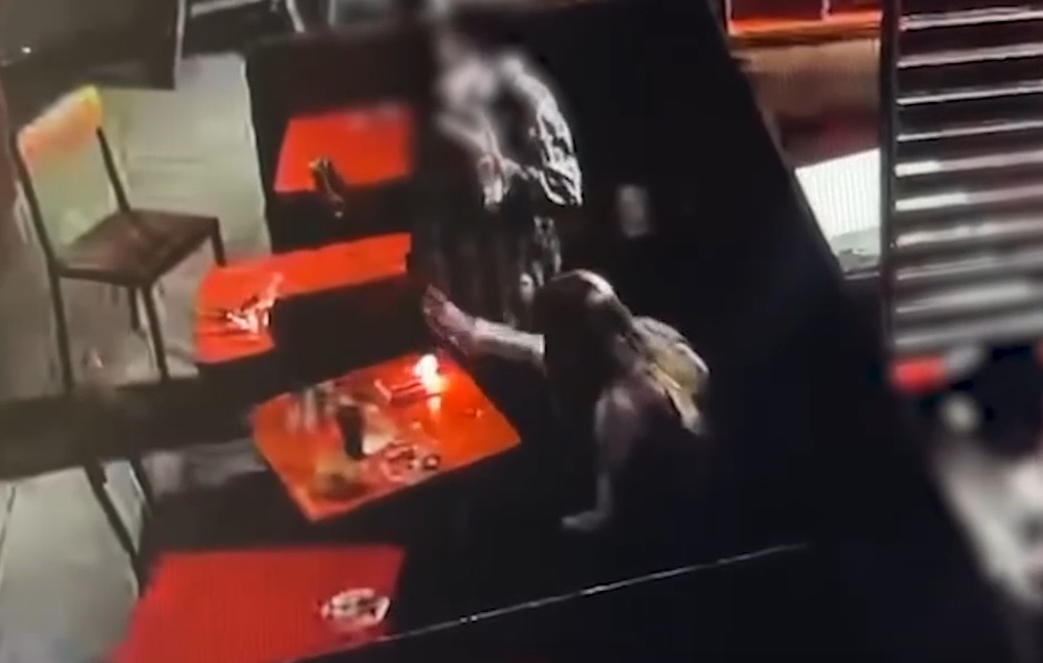 В Волжском подростки подожгли мусор в торговом центре из любопытства