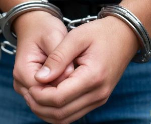 В Волжском задержали мужчину, подозреваемого в жестоком избиении пенсионерки