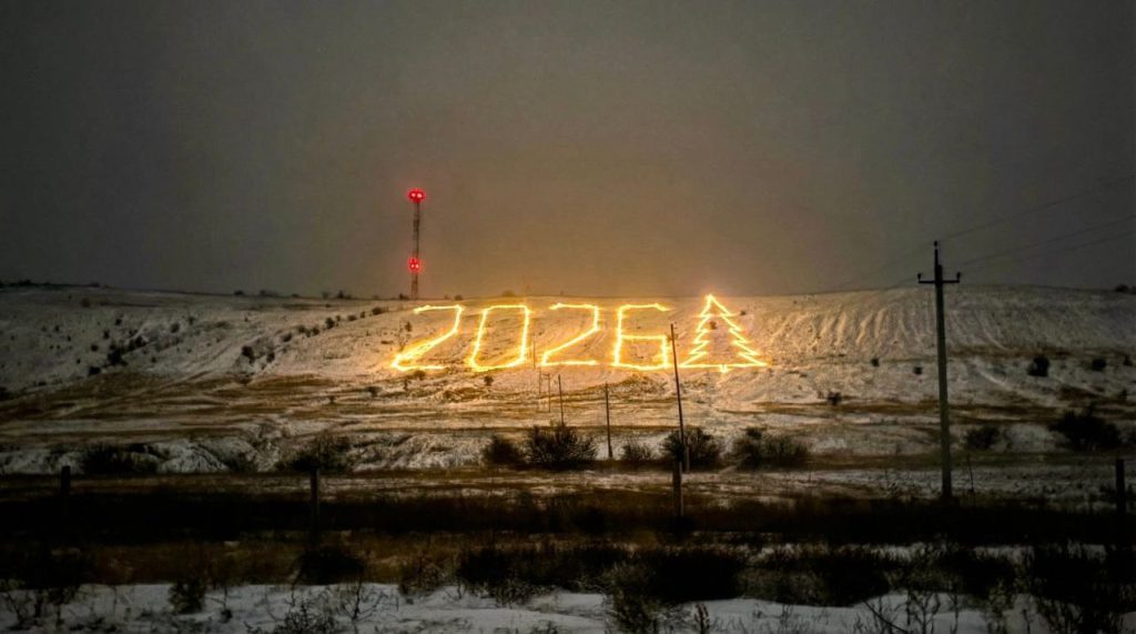 Житель волгоградской станицы за свой счёт украсил гору двухкилометровыми гирляндами