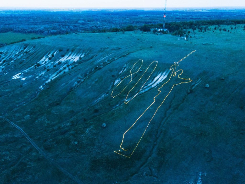 Житель волгоградской станицы за свой счёт украсил гору двухкилометровыми гирляндами