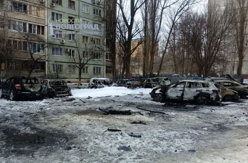 Сгоревшие автомобили в Волгограде после атаки БПЛА — появились фото с места происшествия