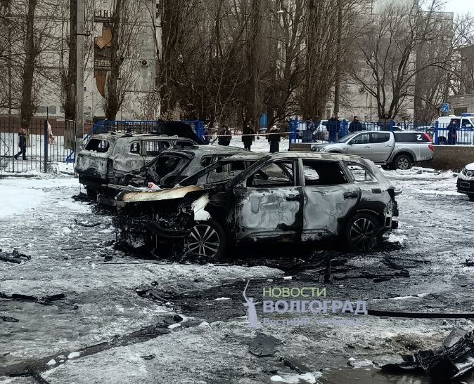 Сгоревшие автомобили в Волгограде после атаки БПЛА — появились фото с места происшествия