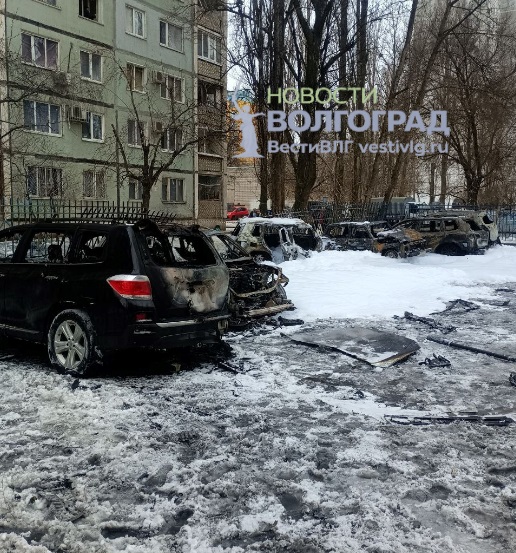 Сгоревшие автомобили в Волгограде после атаки БПЛА — появились фото с места происшествия