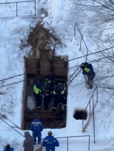 40 минут спасения: в Волгограде прохожий упал в плохо огороженную теплокамеру