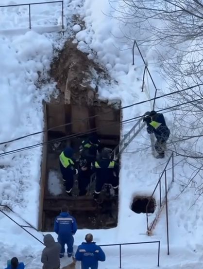 40 минут спасения: в Волгограде прохожий упал в плохо огороженную теплокамеру