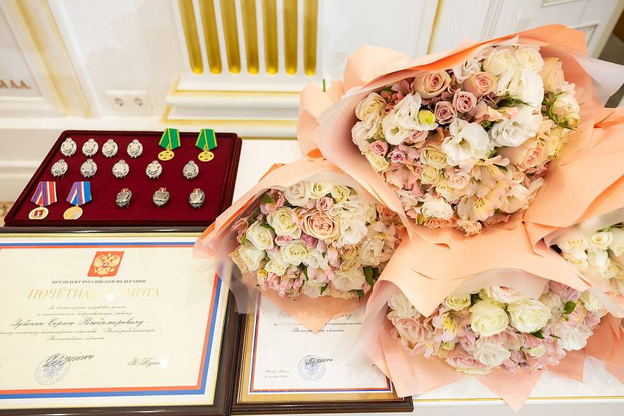 Андрей Бочаров вручил награды 19 жителям региона